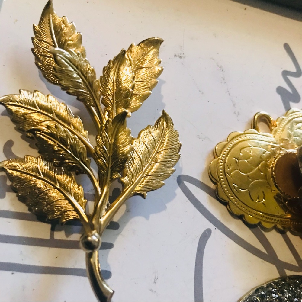 Gols leaf brooch